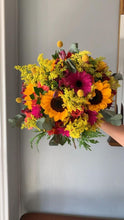 Carica l'immagine nel visualizzatore di Gallery, bouquet misto con girasoli