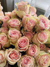 Lade das Bild in den Galerie-Viewer, Mazzo di rose rosa colombiane
