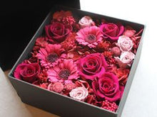Carica l&#39;immagine nel visualizzatore di Gallery, scatola con fiori freschi di stagione
