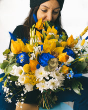 Load image into Gallery viewer, Bouquet di rose blu - Midnight Sky - Flowers Palermo
