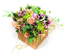 Cargar imagen en el visor de la galería, Bouquet in Shopping Bag - Vanda Kraft - Flowers Palermo
