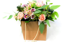 Charger l&#39;image dans la galerie, Bouquet in Shopping Bag - Vanda Kraft - Flowers Palermo
